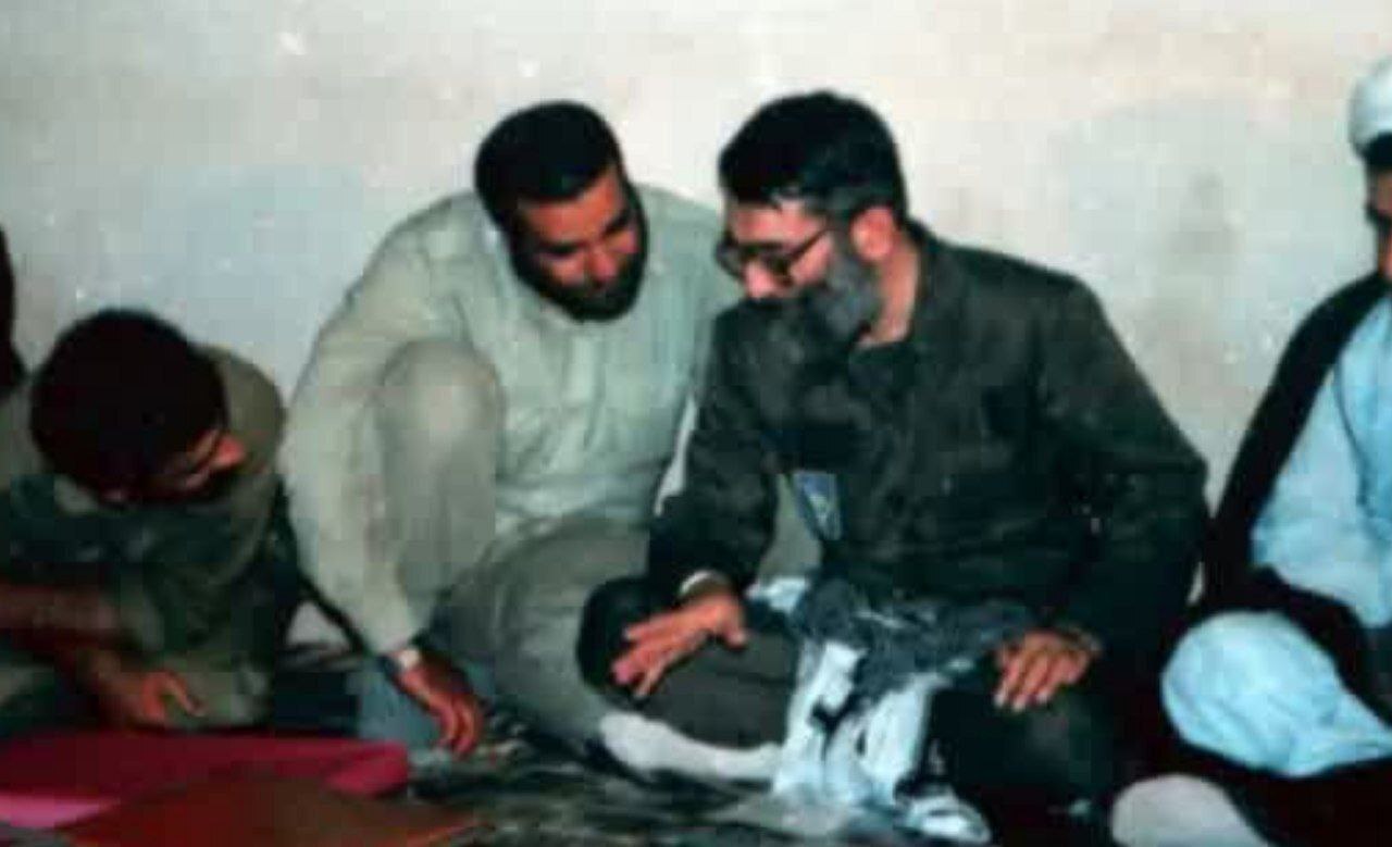 تصویری از سردار شهید محمدرضا زاهدی در دوران دفاع مقدس در کنار رهبرانقلاب